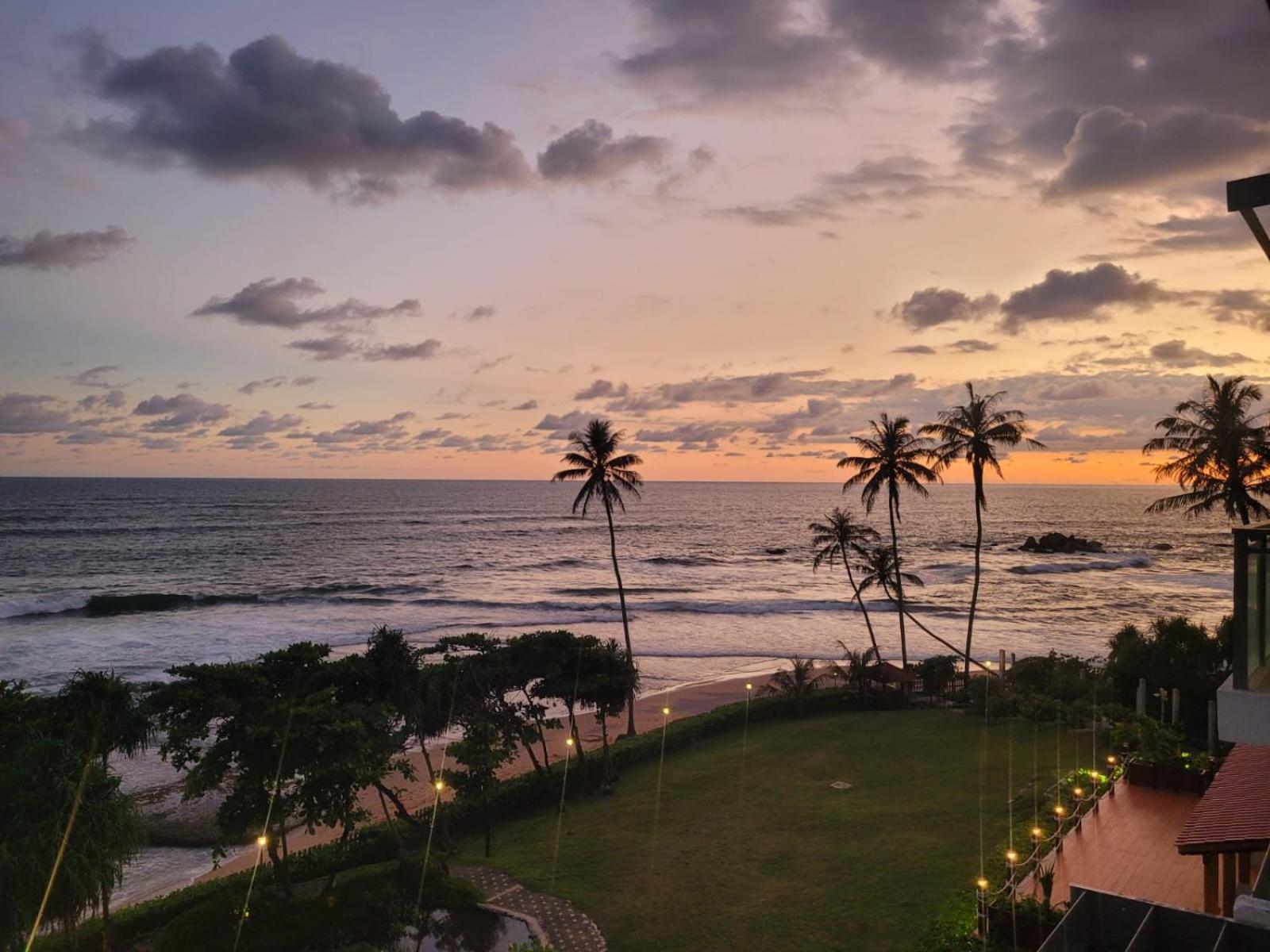 Hasara Oceanfront Apartments Galle Buitenkant foto