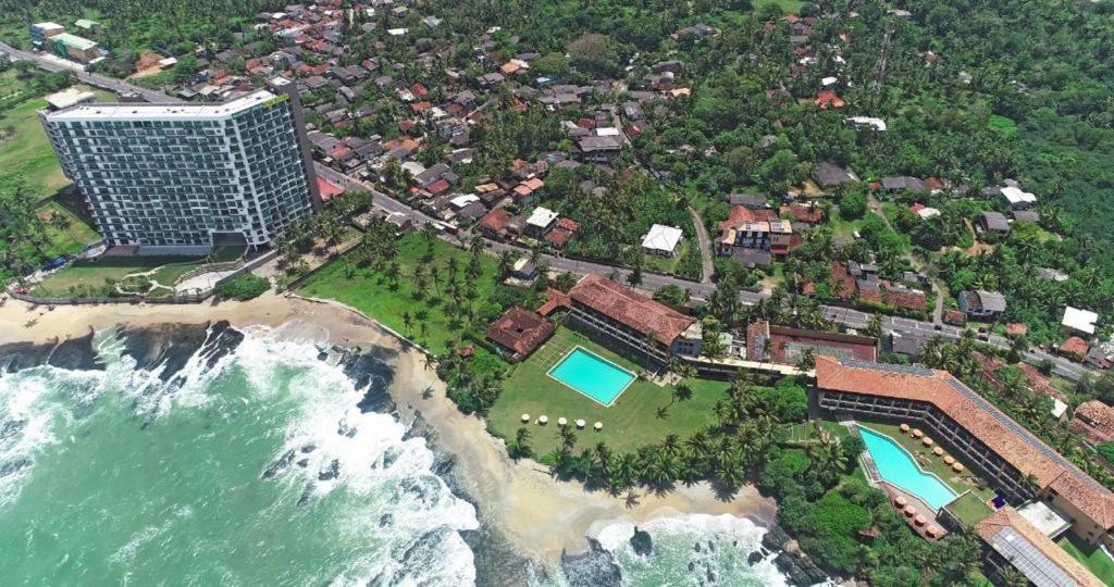 Hasara Oceanfront Apartments Galle Buitenkant foto